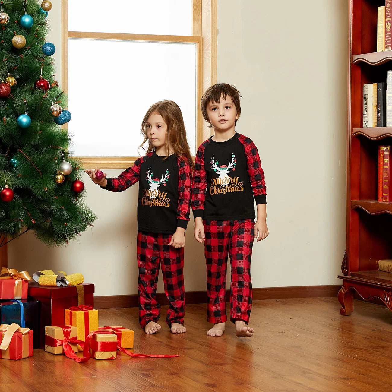 Merry Christmas Pajamas Letter Antler Print Plaid Splice Family Matching Pajamas Sets for Men, Red Plaid, L